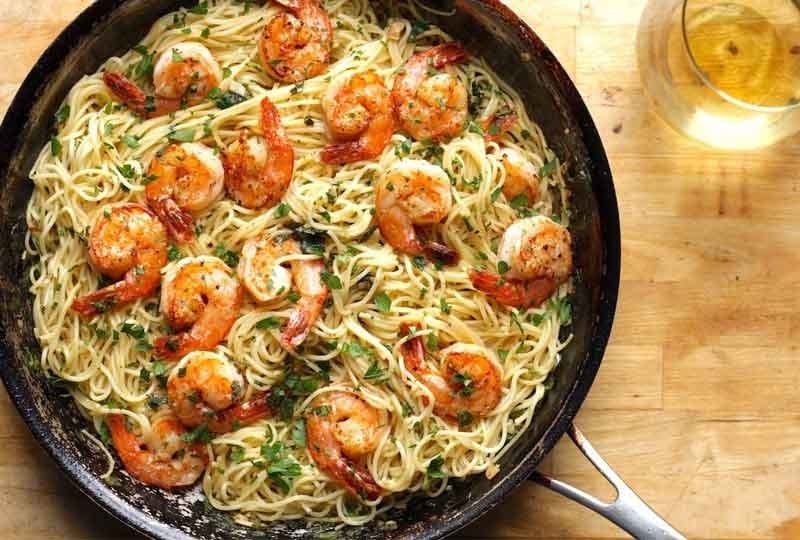 أطباق مكرونة بالجمبري والكريمة تناسب العشاء الرومانسي