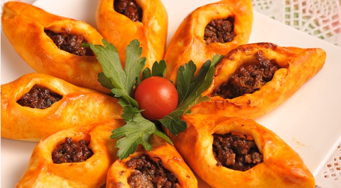 فطائر اللحم المفروم بالعجين بطعم شهي