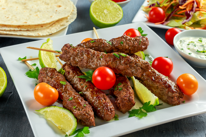 كفتة لحم مشوية مع الخضروات طبق أساسي يجمع الطعم والفائدة